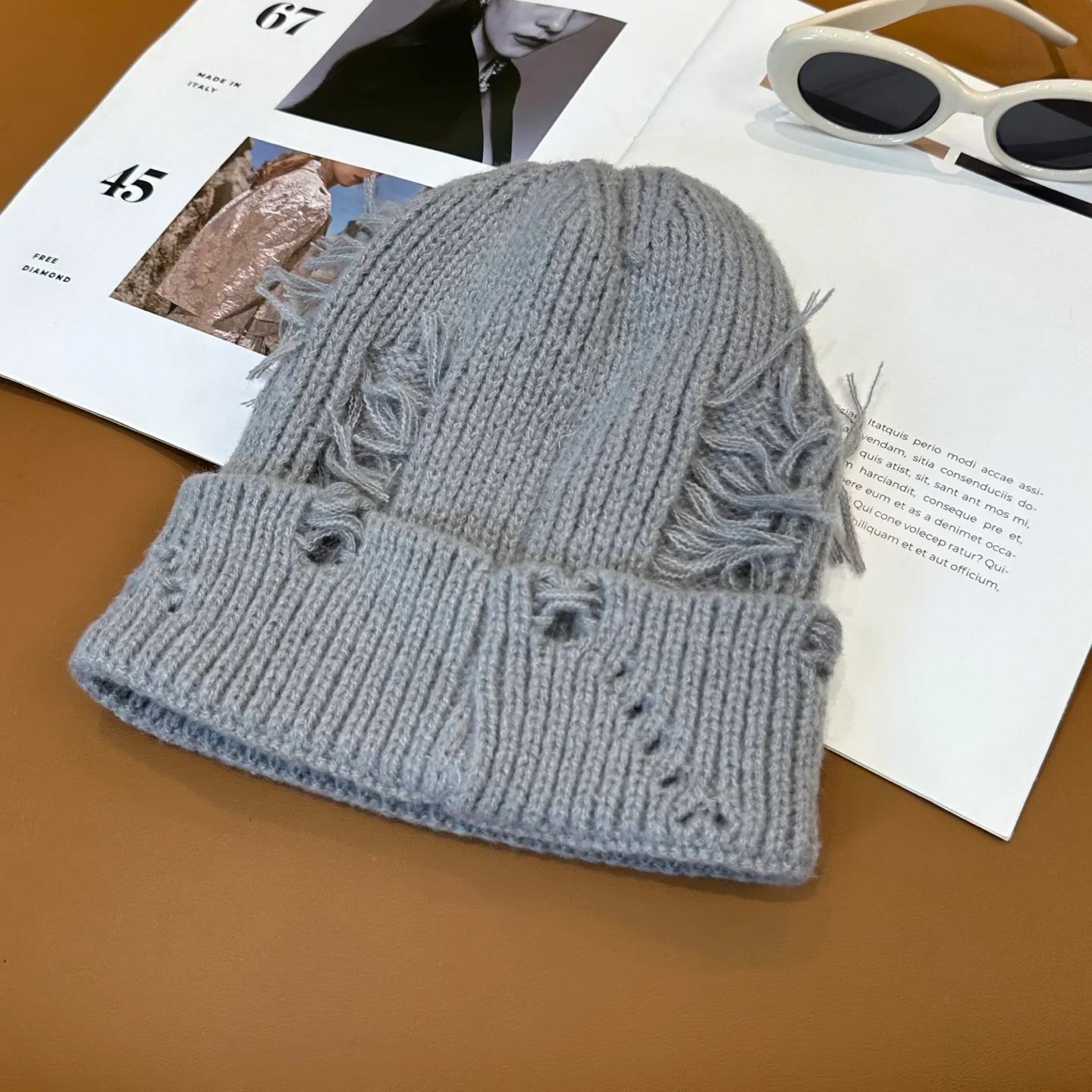 P60 🤍Chrome hearts new autumn and winter cross knitted hat🧶 One of the must-have hats in autumn and winter~ It really looks good on whoever wears it~, it is also a perfect match in black and white and gray in autumn~